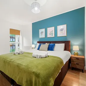 east-london-townhouse-sleeps-7-with-1-parking-space.cambridgehotelsuk.com/