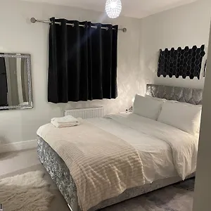 Homestay En-suite Bedroom In A Family Near Gatwick Airport And Horley Station, Hookwood