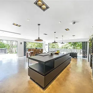 Villa The Ridge - Luxury Designer With Hot Tub And Sauna, Bexley Borough Of, London
